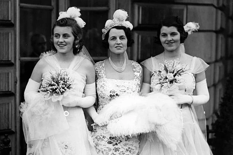 Bà Rose Kennedy (giữa), cùng hai con gái Kathleen và Rosemary (phải), rời nhà ở London tới Điện Buckingham. Ảnh: History Extra