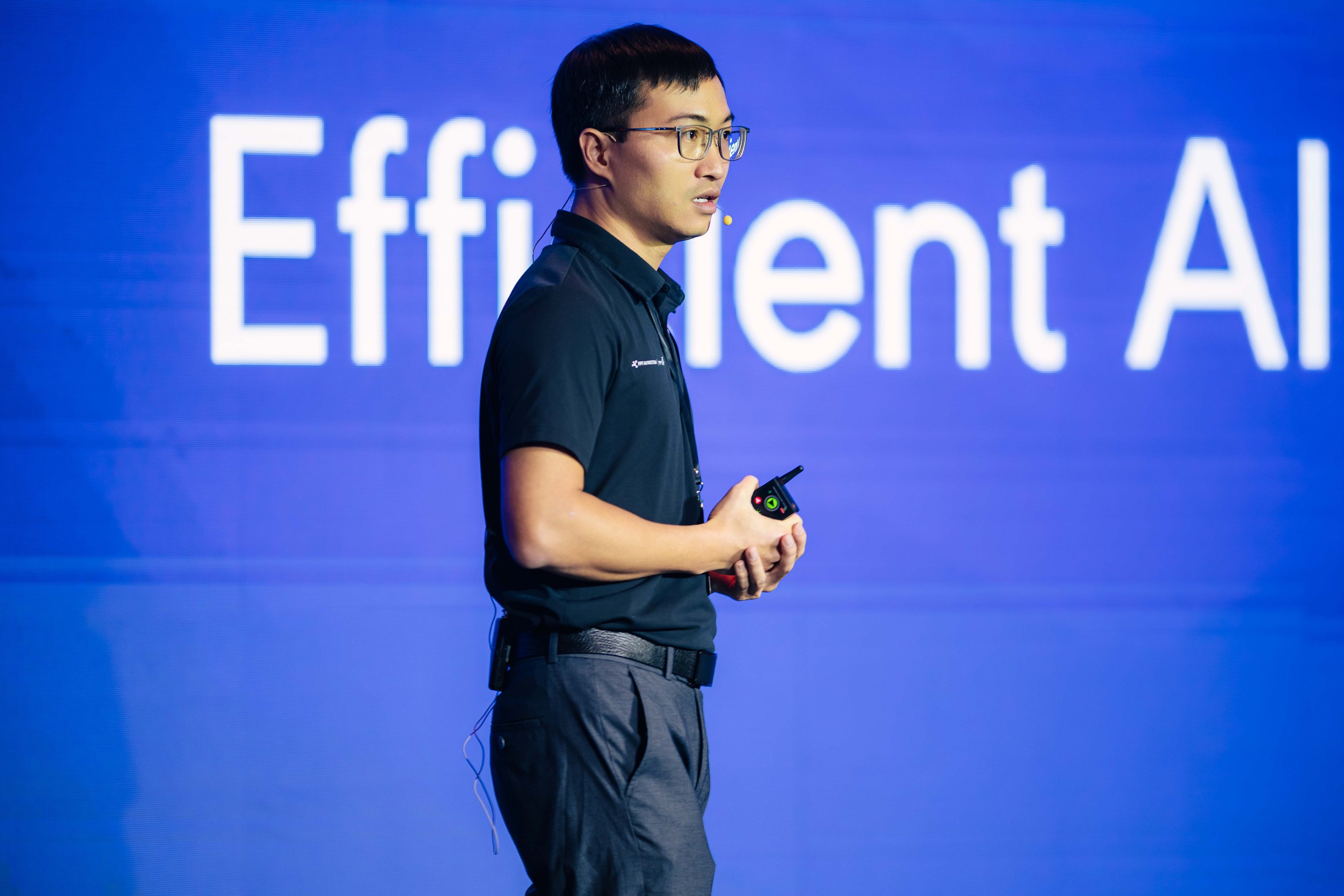 Ông Nguyễn Khương Duy, Phó Giám đốc Khối Công nghệ Cloud, kiêm Giám đốc Trung tâm Sản phẩm NCP, FPT Smart Cloud, trình bày phần ra mắt FPT Kubernetes Engine.