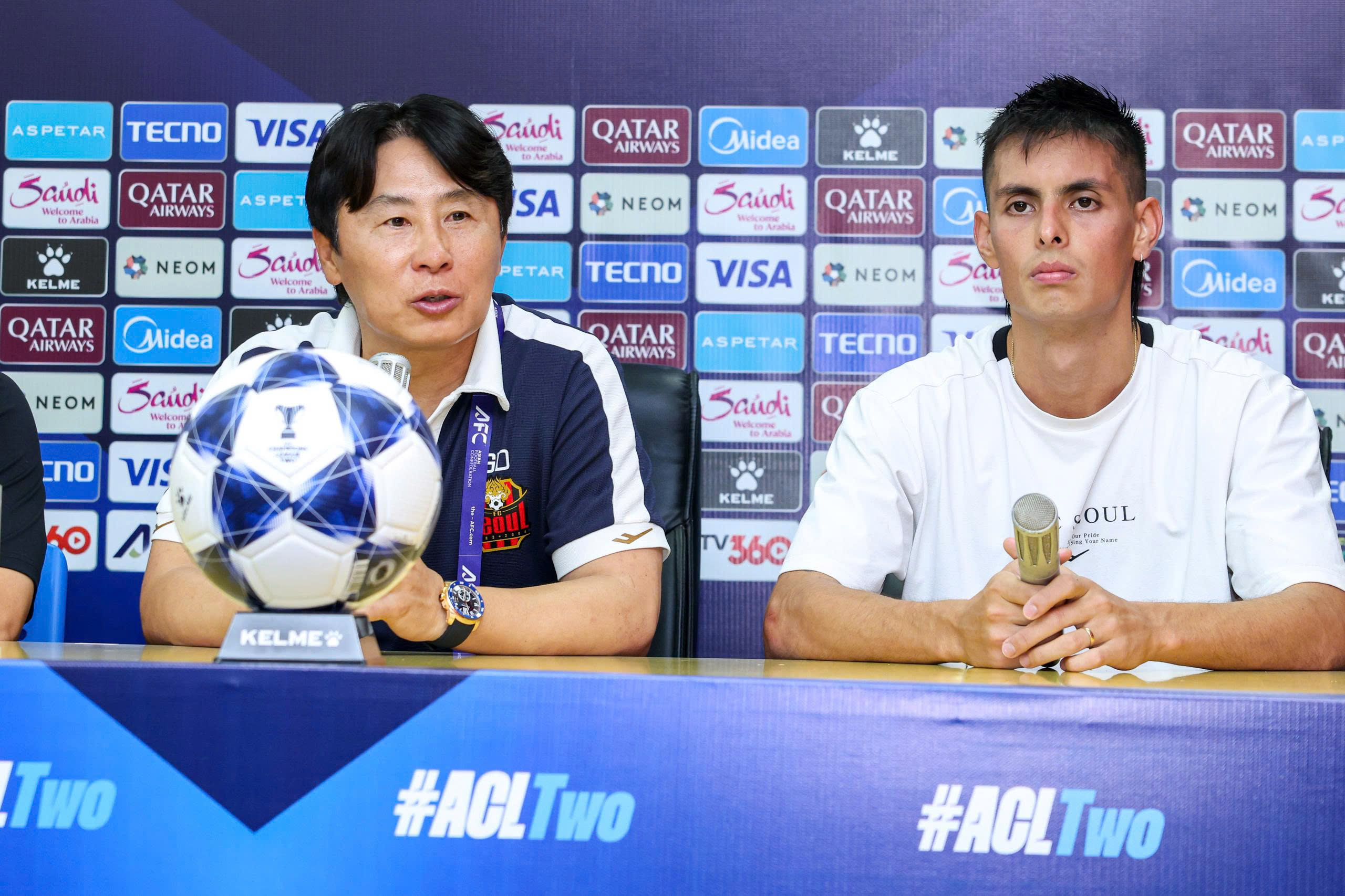HLV Kim Gi-dong và chân sút Leonardo Ruiz (phải)