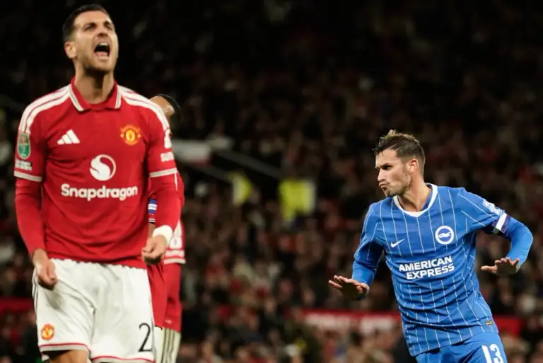 Pascal Gross (phải) ăn mừng sau khi ghi bàn trong trận Man Utd – Brighton ở vòng 3 Cup Liên đoàn Anh trên sân Old Trafford ngày 16/9/2026. Ảnh: AP