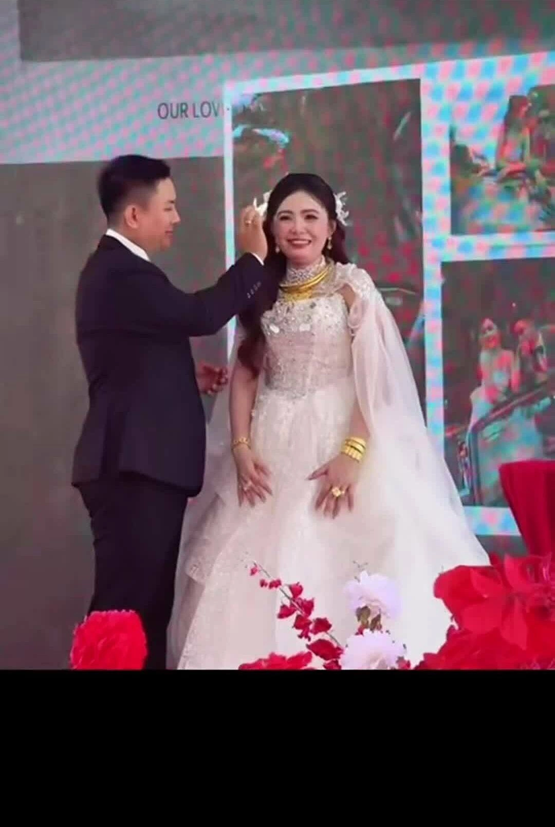 Hoài Lâm chăm sóc vợ trên sân khấu lễ tân hôn. Video: Phương Thảo