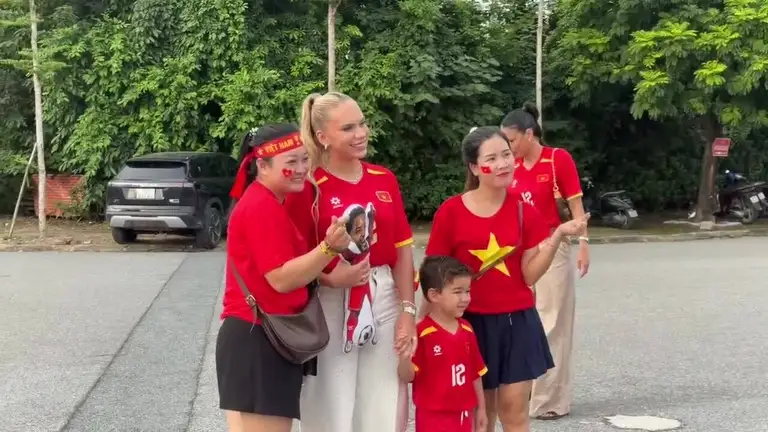 Gia đình Xuân Son tới sân Mỹ Đình