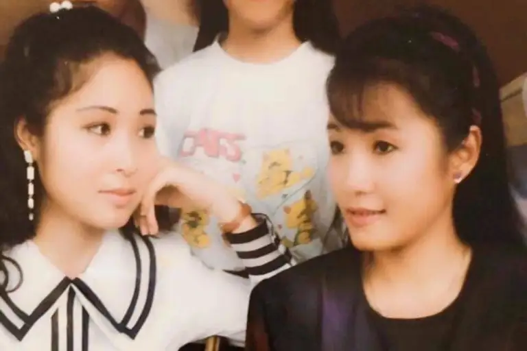 Hồng Vân (trái), Hồng Đào năm 1989, khi mới ra trường. Ảnh: Nhân vật cung cấp