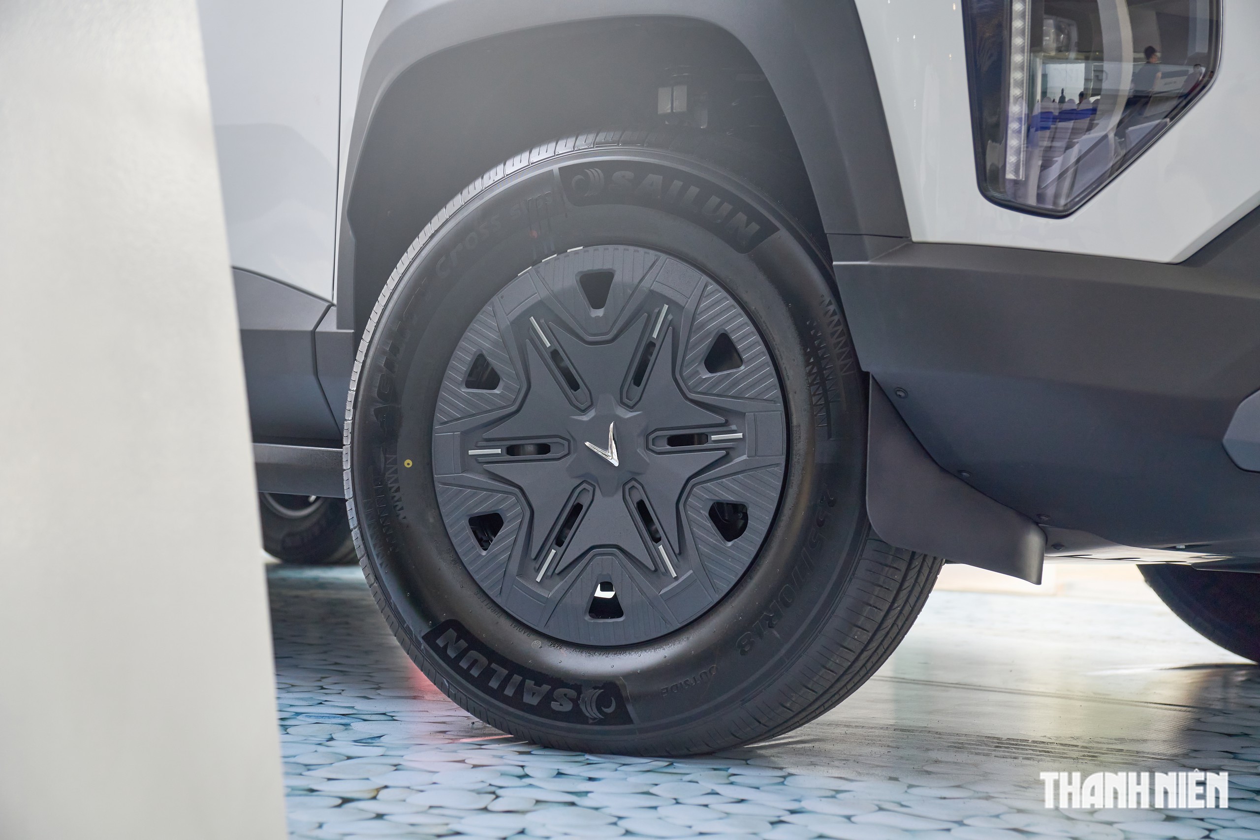 VF Wild tiền thương mại được trưng bày là bản Comfort, có thể chưa phải bản cao cấp nhất của dòng xe này. Chính vì vậy, xe được trang bị bộ lốp kích thước 255/70 đi kèm ốp mâm tối màu, kích thước 18 inch