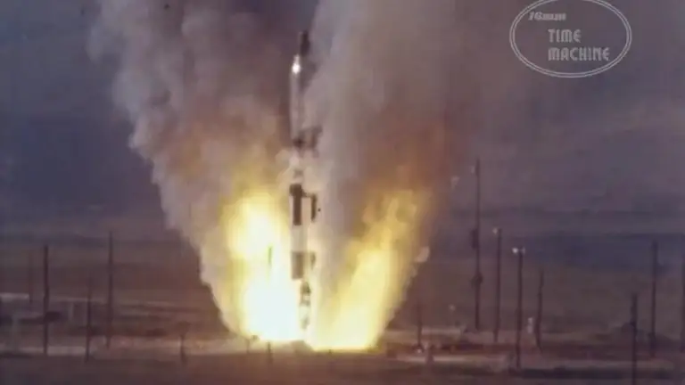 Tên lửa Titan II rời giếng phóng trong vụ thử tháng 5/1963. Video: Youtube/16mm Time Machine