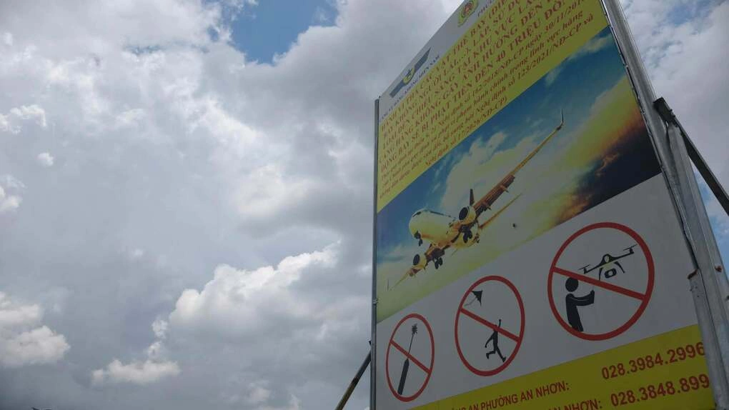 Phường An Nhơn gắn biển cảnh báo người dân không chiếu đèn laser, thả diều, sử dụng UAV gần đường hạ cánh của sân bay dọc kênh Tham Lương. Ảnh: Đình Văn
