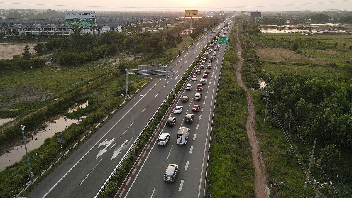 Cao tốc TP HCM - Dầu Giây, cầu Phú Mỹ giảm áp lực xe nhờ tuyến mới
