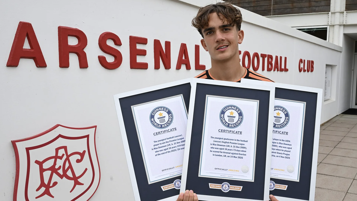 Thần đồng Arsenal nhận ba kỷ lục Guinness ở tuổi 16
