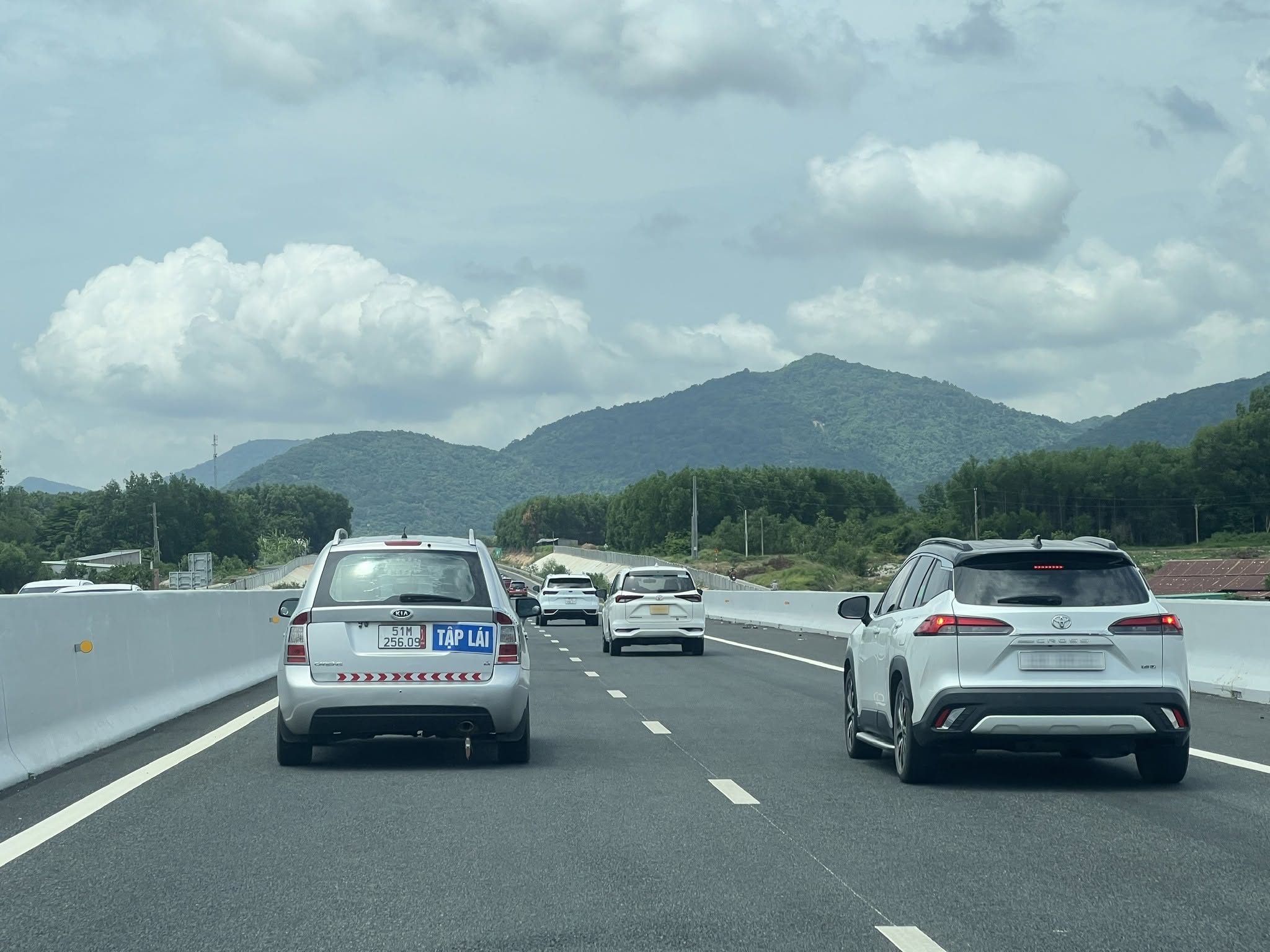 Xe tập lái ôm làn trái trên cao tốc có thể gây ùn ứ giao thông, cản trở phương tiện xung quanh