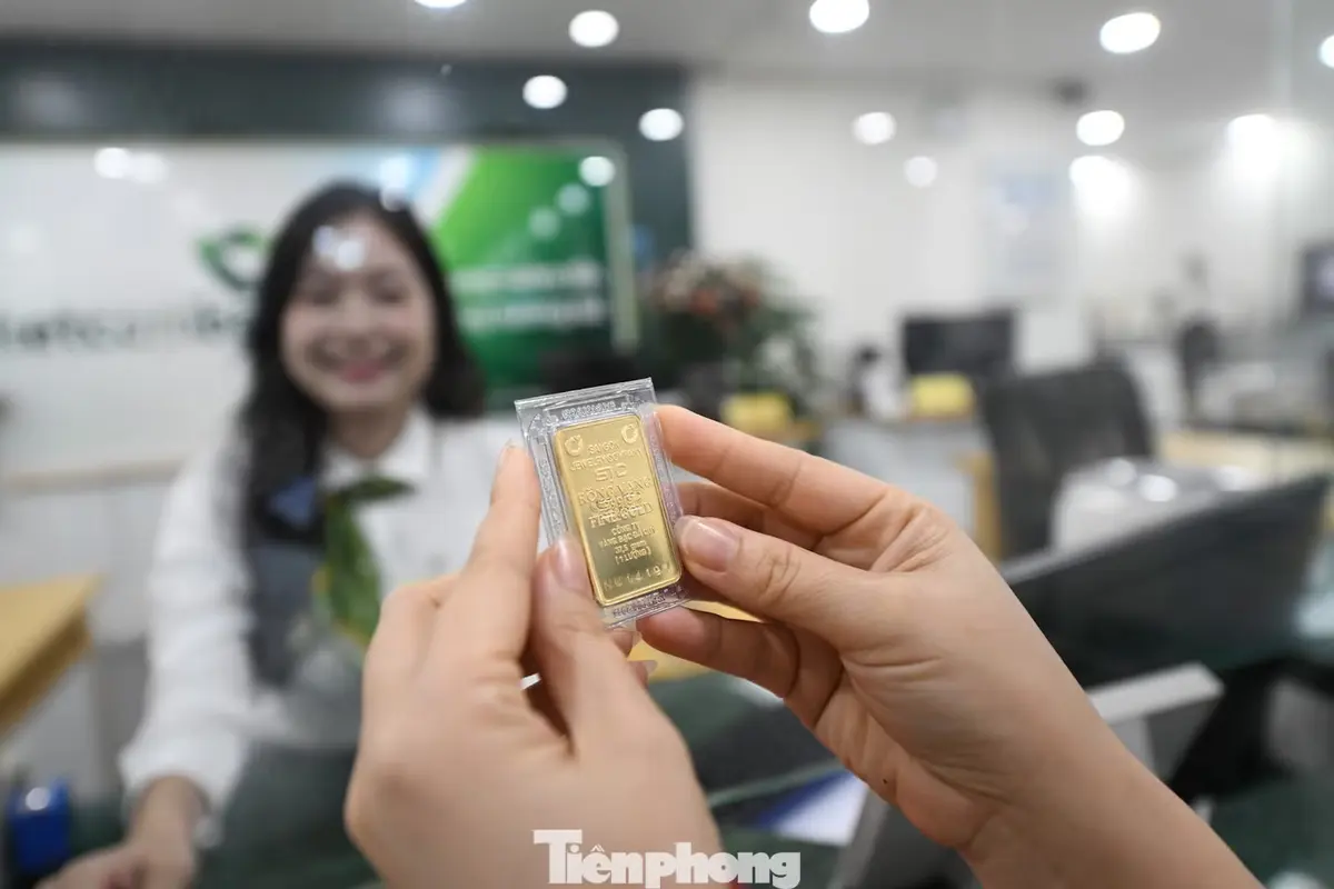 Ngân hàng Nhà nước khuyến cáo, việc giao dịch vàng miếng ngoài hệ thống được cấp phép là không đúng quy định pháp luật và có thể bị xử lý (ảnh: Như Ý).