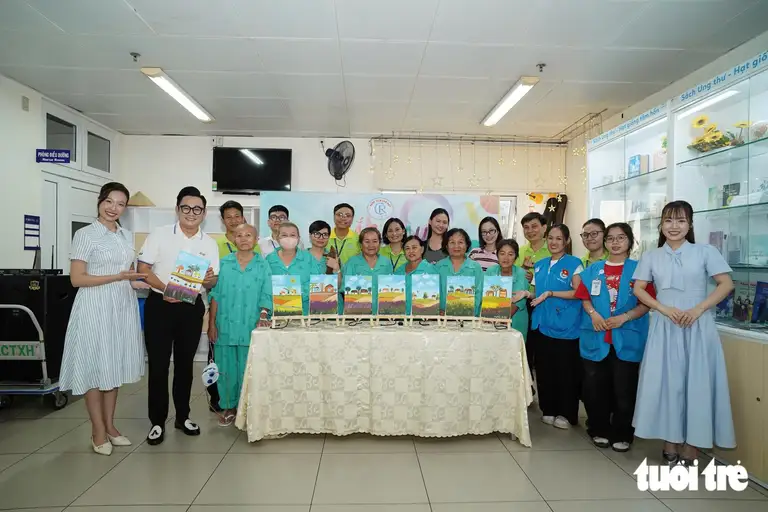 Những chiến binh K cùng nhau lưu giữ kỷ niệm cuối chương trình 'Sắc màu yêu thương' - Ảnh: HỮU DUY