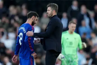 HLV Michael Carrick (phải) trao đổi với Bruno Fernandes của Man Utd sau trận gặp Fulham tại Ngoại hạng Anh trên sân Craven Cottage, London, Anh, ngày 20/9/2026. Ảnh: AP