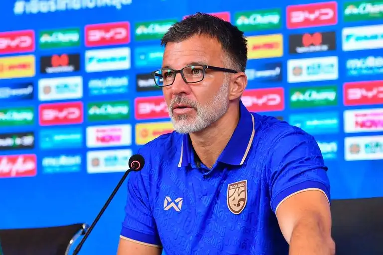 HLV đội tuyển Thái Lan Anthony Hudson phát biểu tại họp báo công bố danh sách dự ASEAN Cup 2026 tại trụ sở LĐBĐ Thái Lan vào ngày 8/7/2026. Ảnh: Facebook / ThailandNT