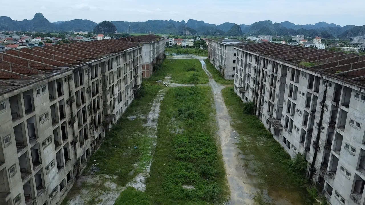 Đến nay, toàn bộ dự án hàng trăm tỷ đồng sau hơn 1 thập kỷ bỏ hoang hiện không có người trông coi. Nhìn dự án "đắp chiếu", người dân địa phương không khỏi xót xa cho số tiền hàng trăm tỷ đồng từ ngân sách Nhà nước bỏ ra đã đầu tư dự án.