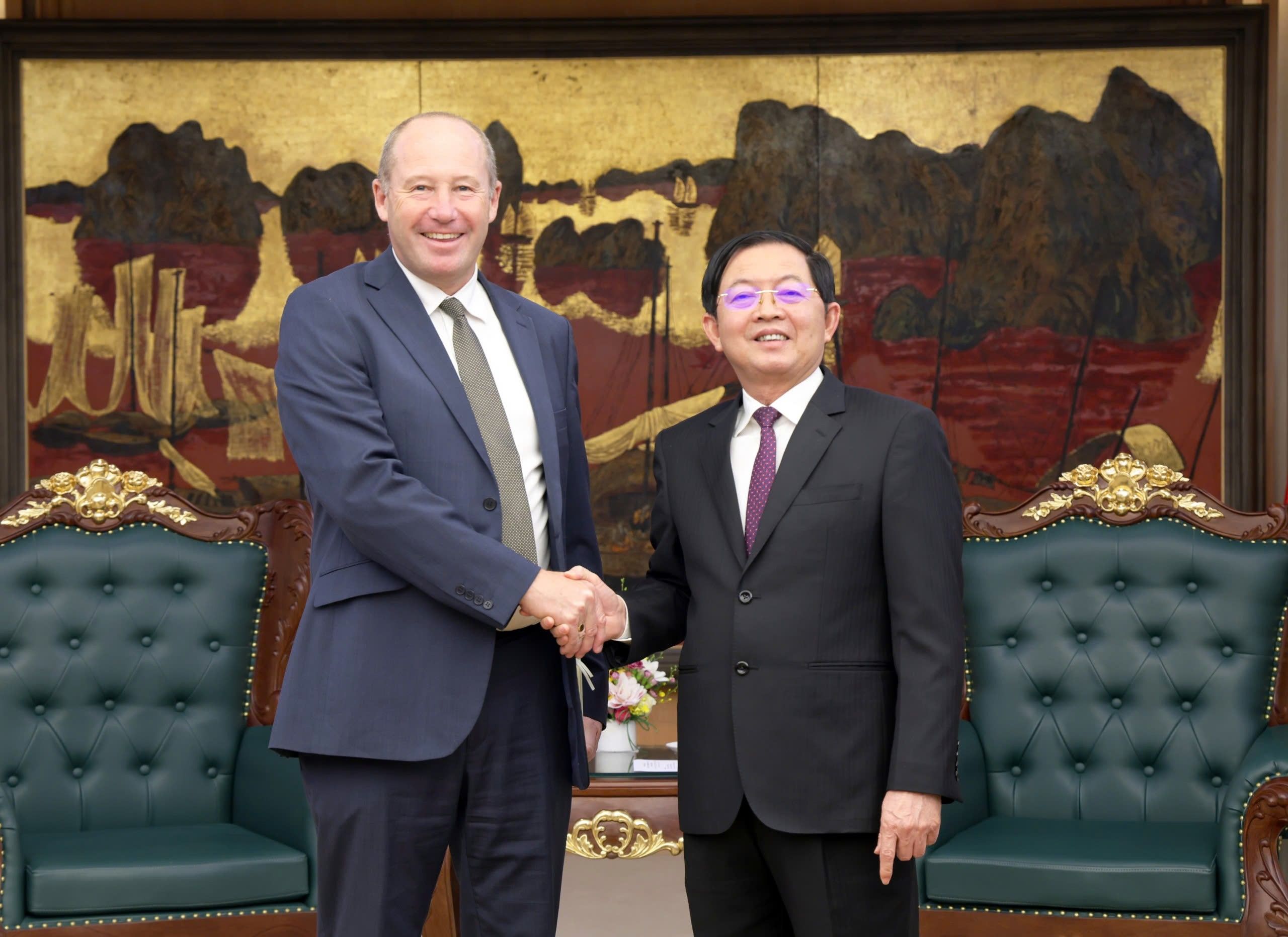 Phó Thủ tướng Hồ Quốc Dũng tiếp ông Mark Armstrong, Giám đốc Thương mại phụ trách khu vực châu Âu, Trung Đông và châu Phi, châu Á - Thái Bình Dương của Tập đoàn Pasqal (Cộng hòa Pháp). Ảnh: chinhphu.vn/Gia Huy.