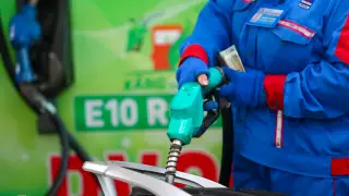 Giá xăng E10 giảm hơn 1.800 đồng một lít