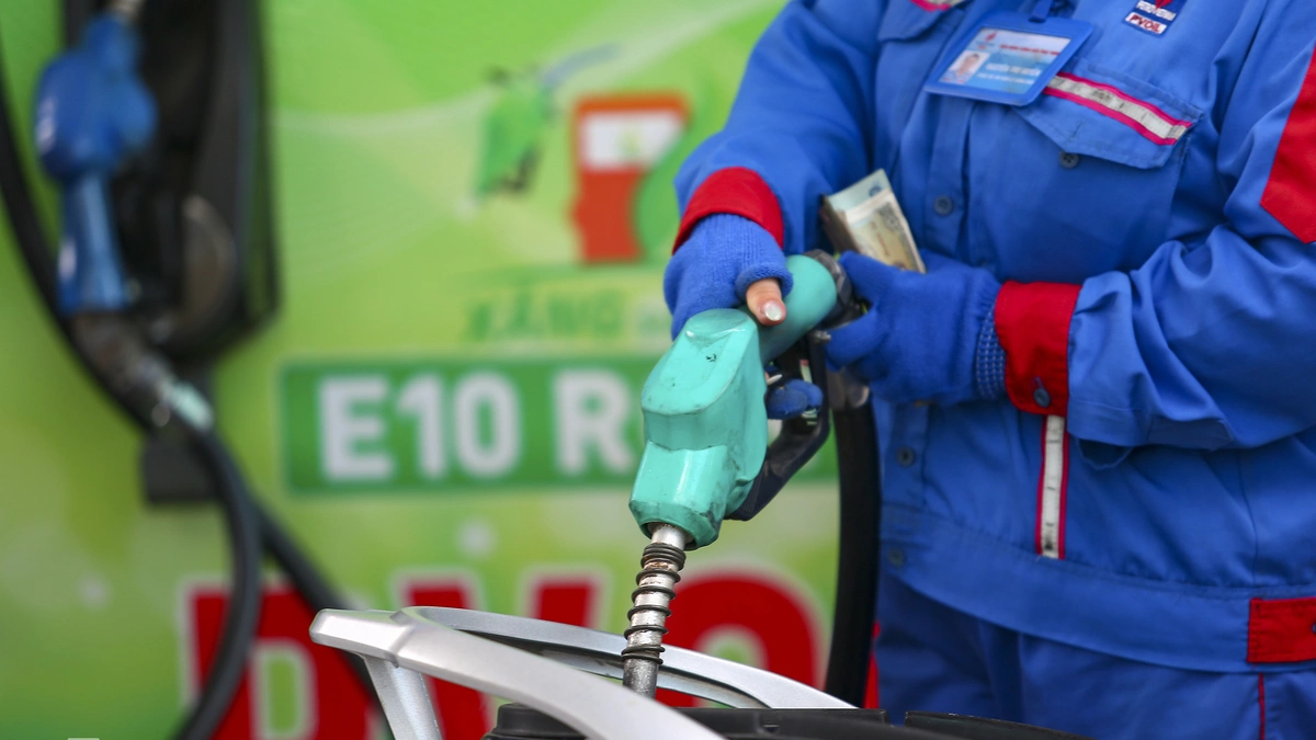 Giá xăng E10 giảm hơn 1.800 đồng một lít