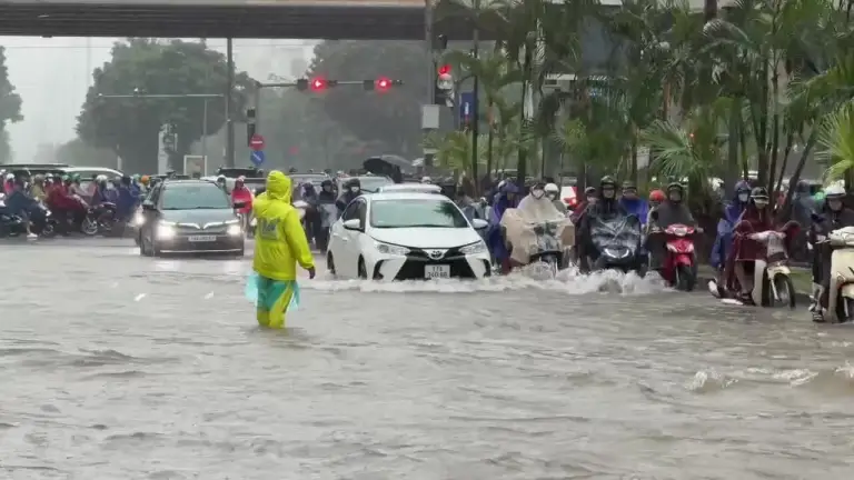 Đường Phạm Hùng, đoạn trước tòa nhà Keangnam lúc hơn 7h ngày 17/9. Video: Văn Phú