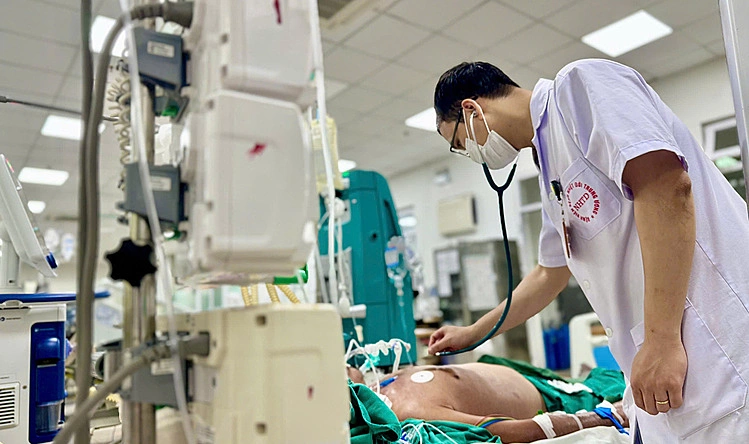 Bác sĩ điều trị bệnh nhân. Ảnh: Bệnh viện cung cấp