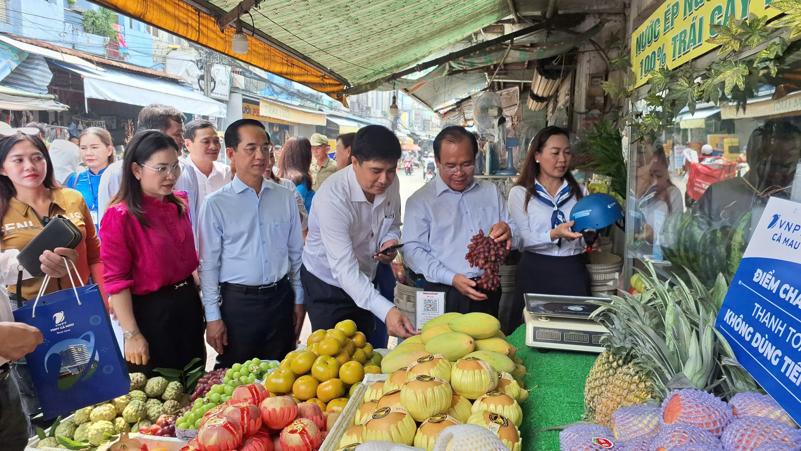 Lãnh đạo tỉnh Cà Mau tìm hiểu việc ứng dụng thanh toán điện tử trong mua bán tại lễ ra mắt mô hình chợ 4.0