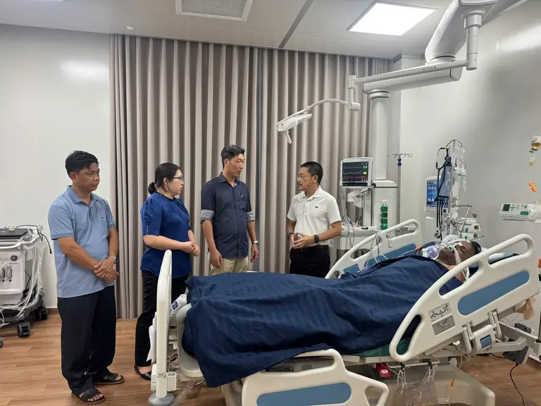 Bà Đặng Thị Hồng Gấm, Phó bí thư thường trực Đảng ủy đặc khu Phú Quốc và ông Nguyễn Lê Quốc Toàn, Phó chủ tịch UBND đặc khu Phú Quốc (thứ 2 từ phải qua) thăm hỏi nạn nhân đang điều trị tại Bệnh viện Sun Group Phú Quốc