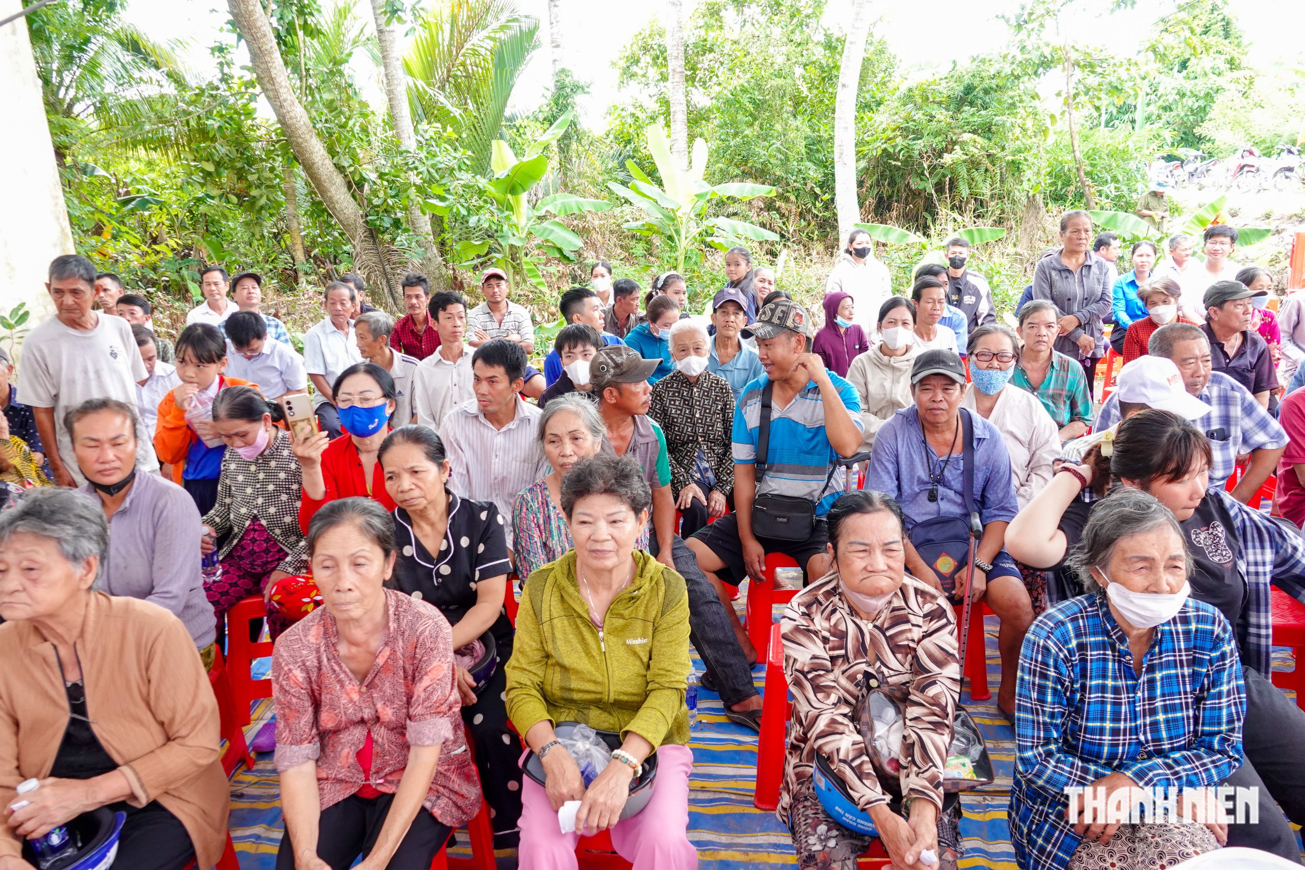 Bà con xã Châu Thành đến tham dự chương trình