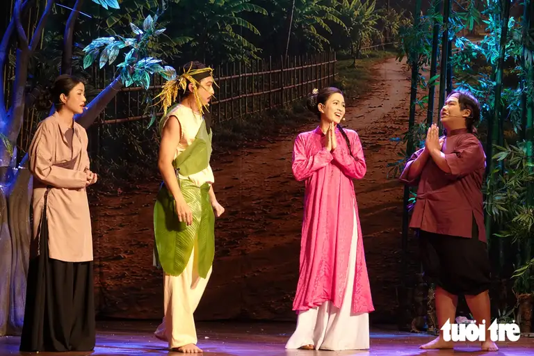 Toàn bộ diễn viên phải hát sống các điệu lý, bài bản cải lương trong vở - Ảnh: LINH ĐOAN