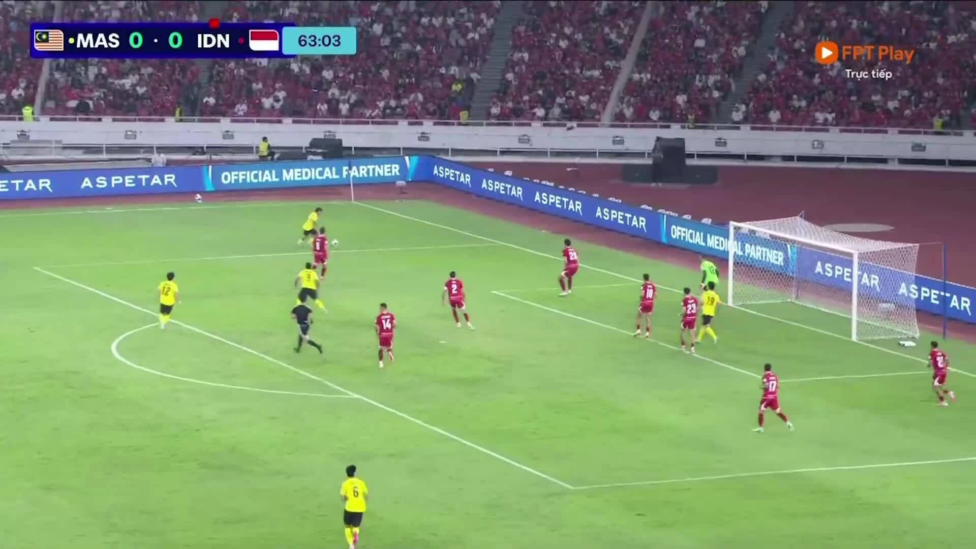Malaysia suýt ghi bàn