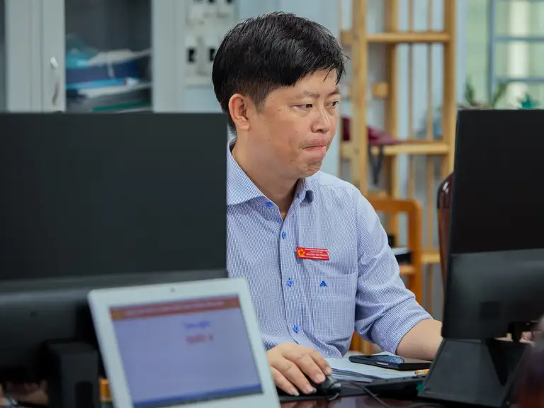 Cán bộ làm việc Trung tâm phục vụ hành chính công phường Đông Hòa, TP HCM. Ảnh: Phùng Tiên