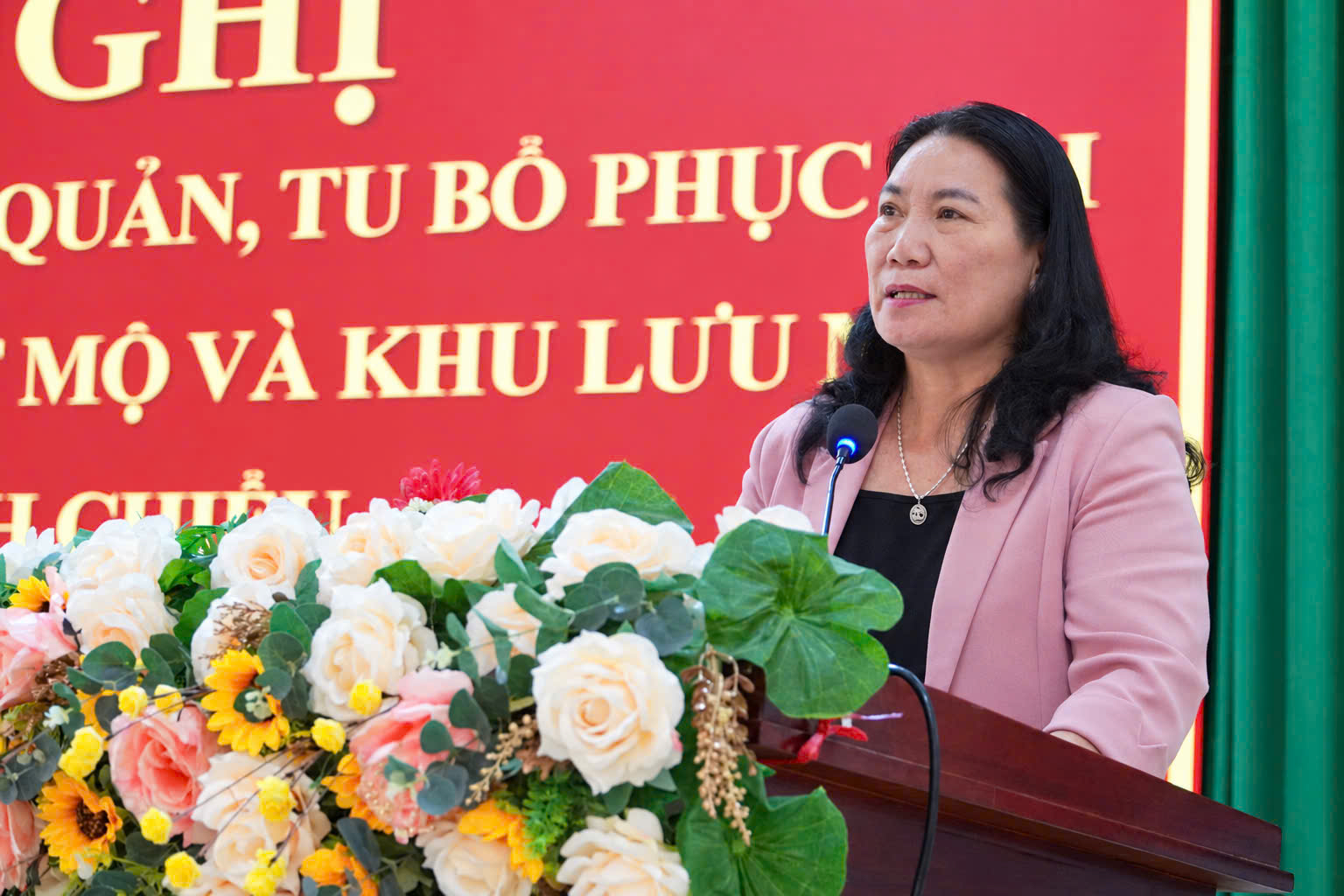 Bà Nguyễn Thị Bé Mười - Phó chủ tịch UBND tỉnh Vĩnh Long - phát biểu tại hội nghị - Ảnh: K.TÂM