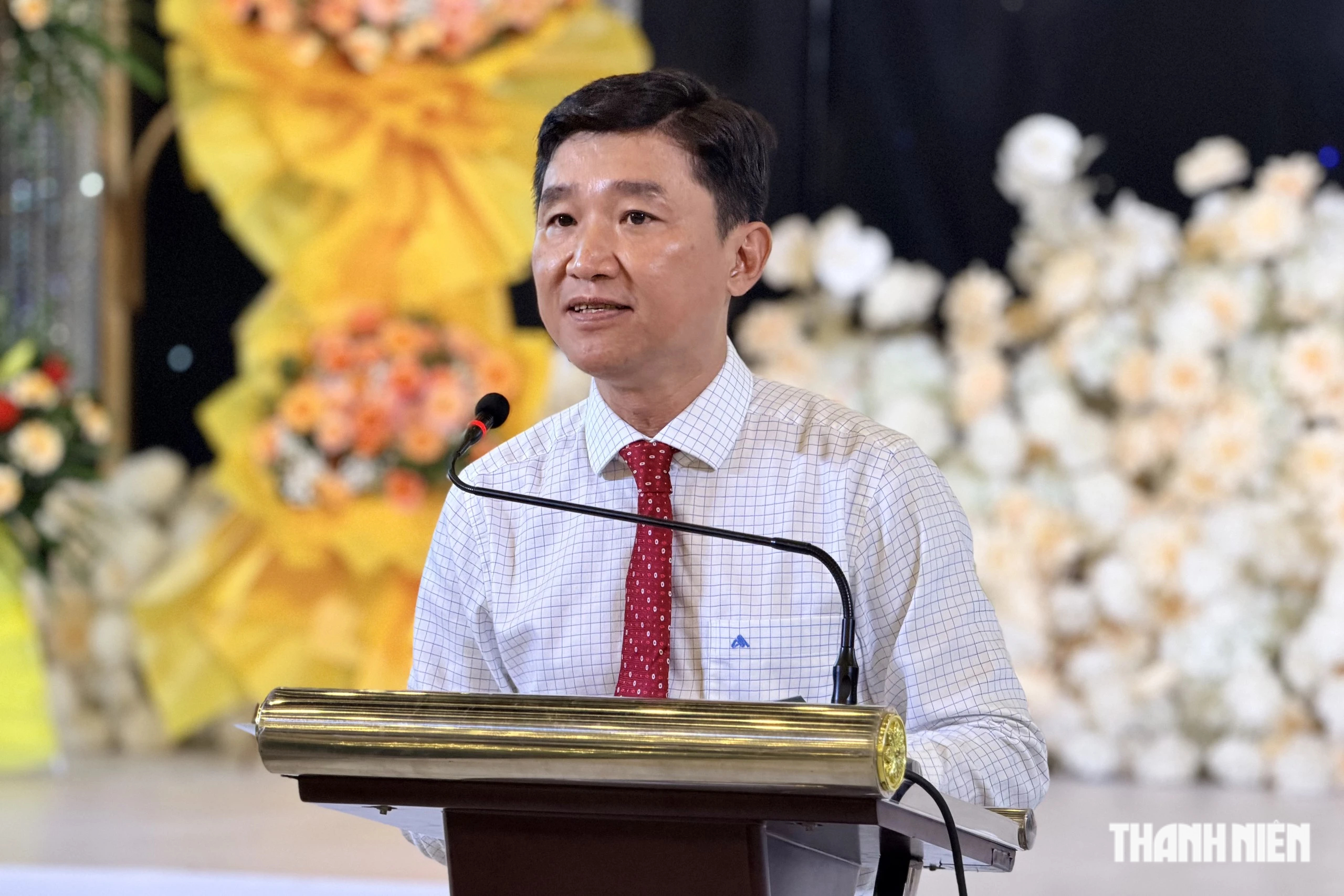 Ông Nguyễn Phúc Dương, Phó bí thư Đảng ủy, Chủ tịch UBND phường Bình Tây phát biểu tại hội nghị