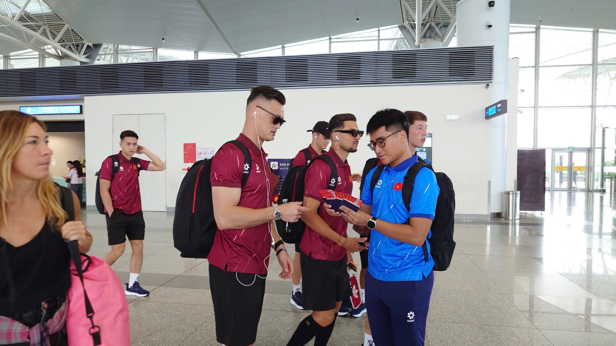 Thủ môn Lê Giang Patrik và Hoàng Hên với cặp mắt kính đen rất ngầu