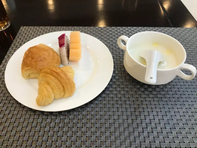 Bánh mì tinh chế và đồ uống có đường trong bữa sáng cần được cân đối về khẩu phần và thành phần dinh dưỡng. Ảnh minh họa: Bảo Bảo
