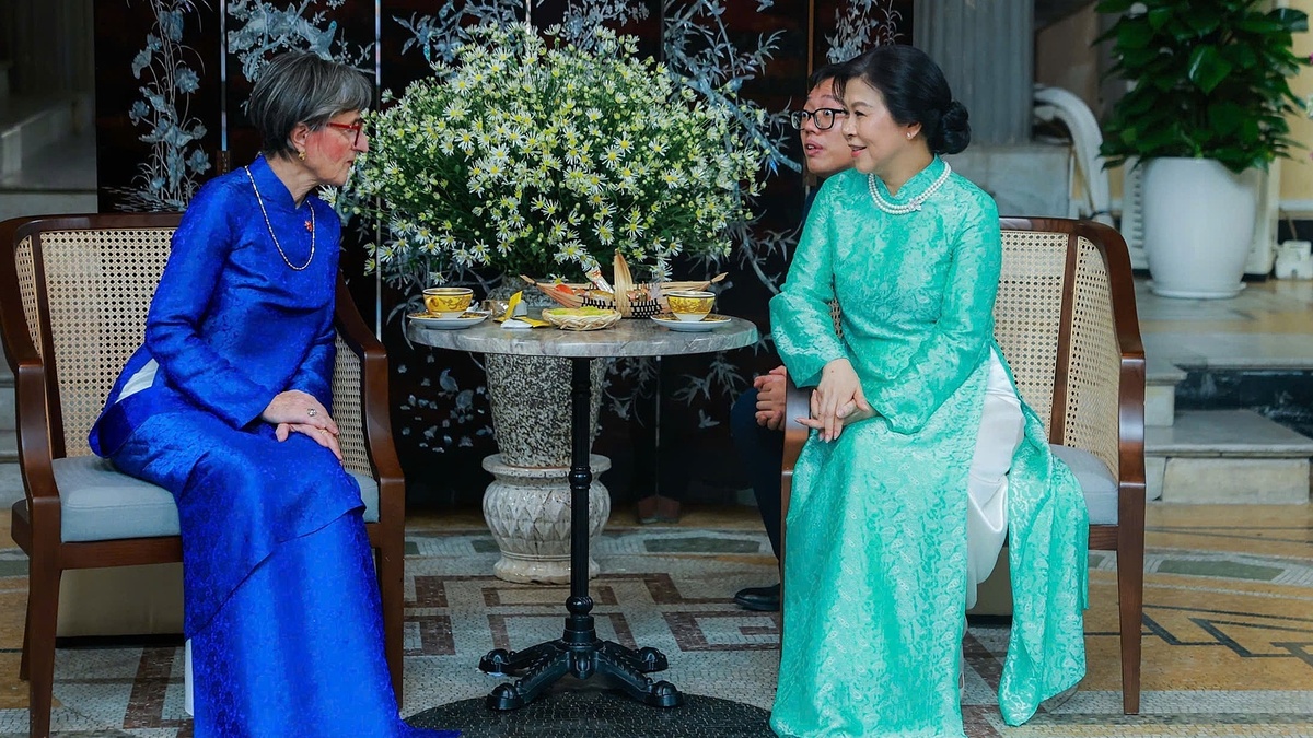 Phu nhân Tổng thống Thụy Sĩ mặc áo dài, thưởng trà cùng phu nhân Tổng Bí thư, Chủ tịch nước