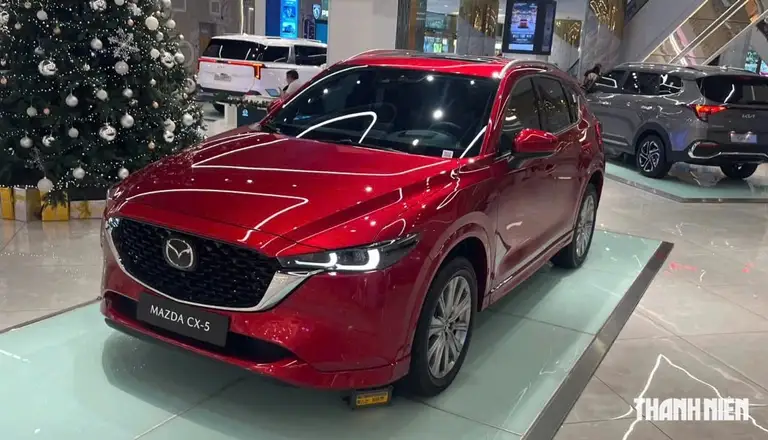 Mazda CX-5 xếp thứ hai với 8.123 xe đến tay khách hàng trong nửa đầu năm 2026, tăng 739 xe so với cùng kỳ năm ngoái. Không còn được Trường Hải (THACO AUTO) - đơn vị lắp ráp, phân phối xe Mazda tại Việt Nam liên tục áp dụng chương trình ưu đãi, giảm giá như năm ngoái nhưng mức giá niêm yết cùng kiểu dáng bắt mắt, trang bị đa dạng, vận hành ổn định… vẫn giúp Mazda CX-5 giữ được sức hút