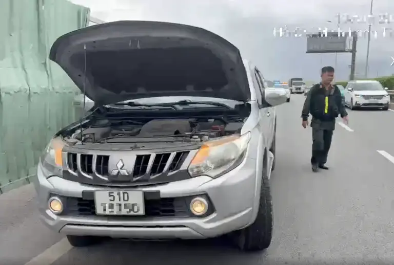 Xe bán tải dừng trên cao tốc vì gặp sự cố nhưng tài xế không đặt cảnh báo về phía sau xe với khoảng cách tối thiểu 150 m