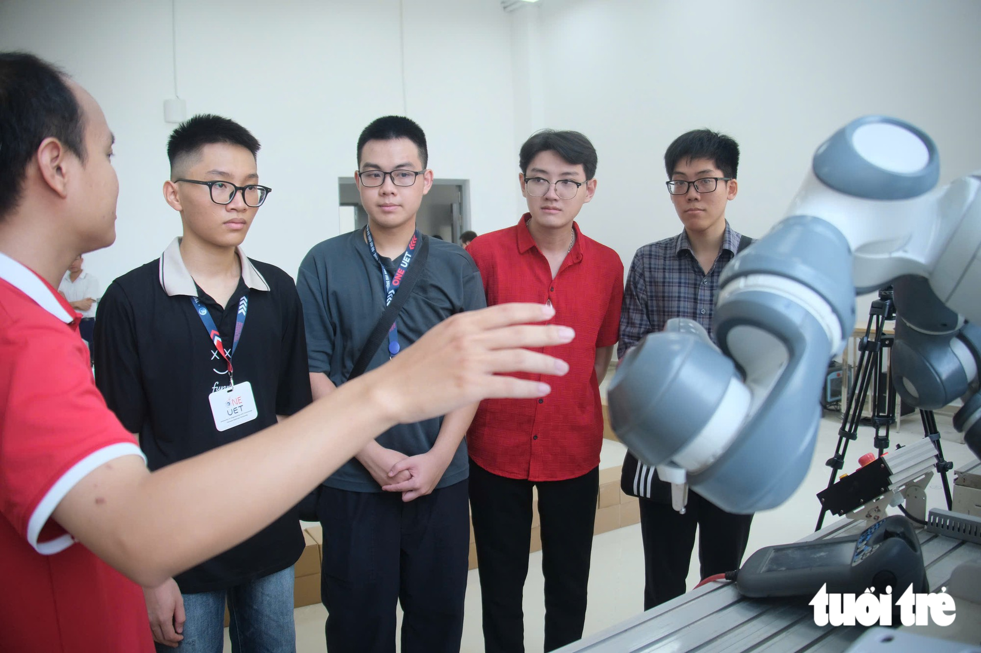 Sinh viên Trường đại học Công nghệ, Đại học Quốc gia Hà Nội trong phòng thí nghiệm - Ảnh: NGUYÊN BẢO