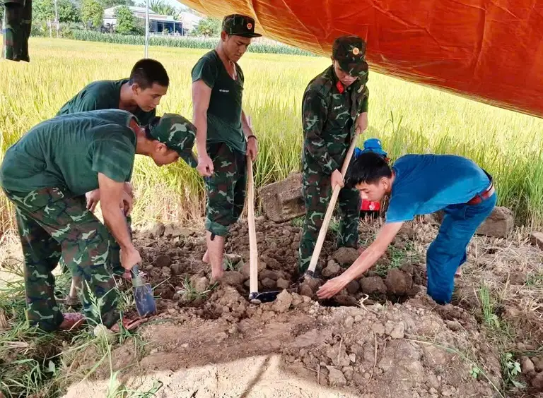 Các lực lượng chức năng khai quật vị trí hài cốt liệt sĩ từ nguồn tin báo của người dân