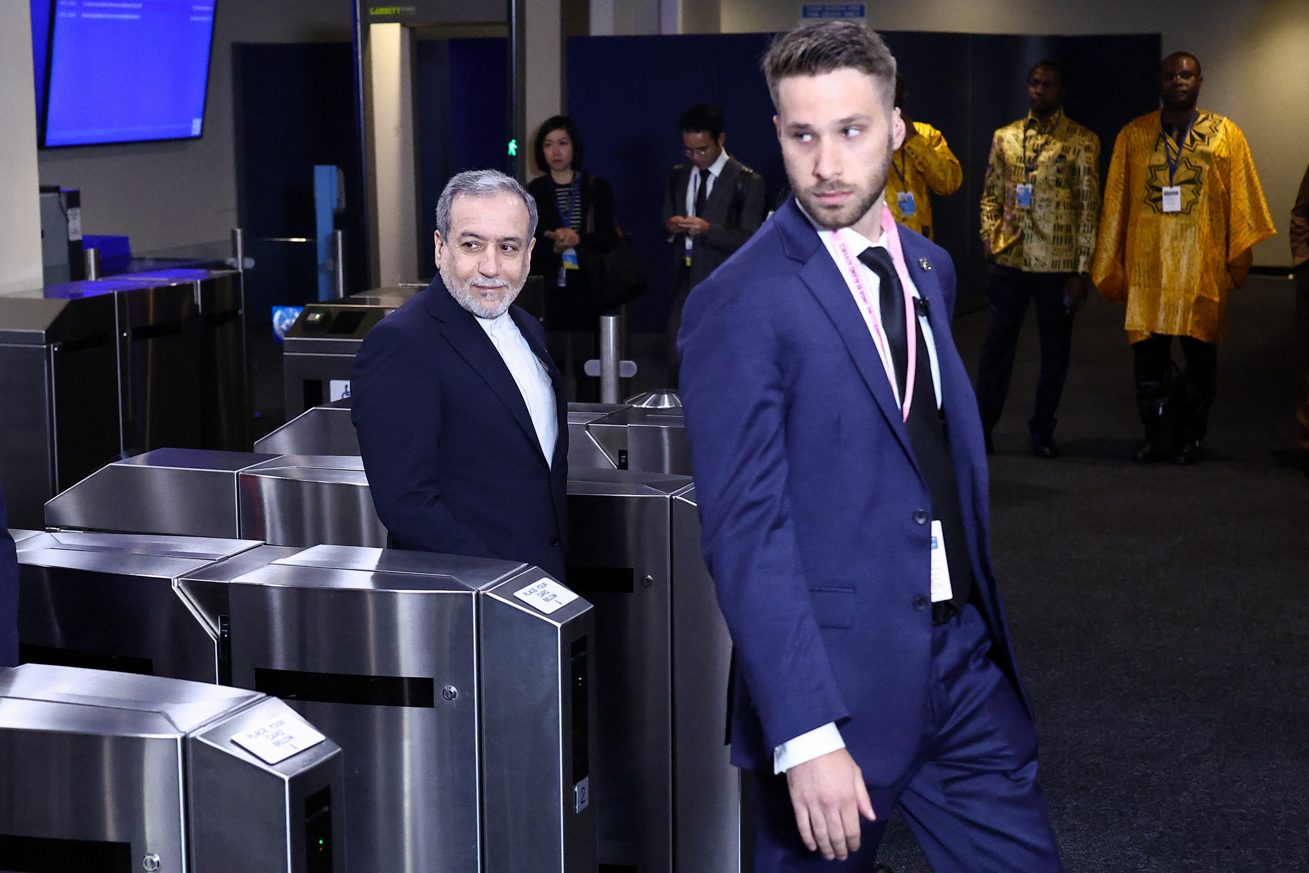 Ngoại trưởng Iran Abbas Araghchi trên đường đến dự kỳ họp thứ 81 Đại hội đồng Liên hợp quốc tại New York ngày 22-9 - Ảnh: AFP