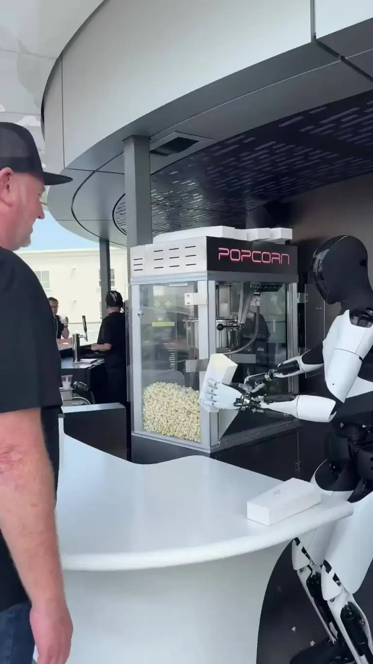 Robot hình người Optimus phục vụ bỏng ngô ở nhà hàng Tesla Diner tháng 7/2025. Video: X/DogeDesigner