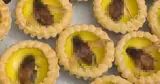 Bánh tart trứng phủ bọ nước giống gián khổng lồ gây tranh cãi tại Trung Quốc