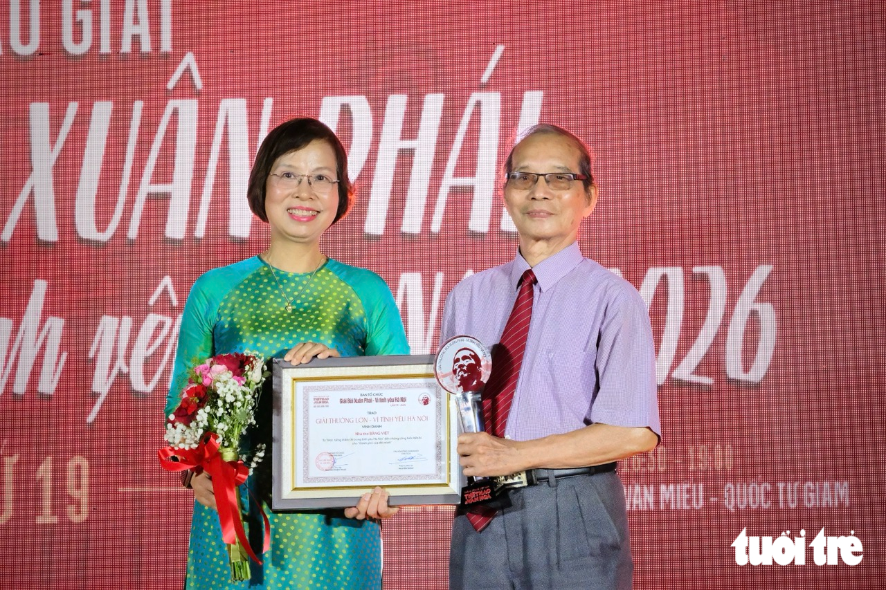 Trao Giải thưởng lớn cho nhà thơ Bằng Việt vì tình yêu dành cho Hà Nội - Ảnh: ĐẬU DUNG