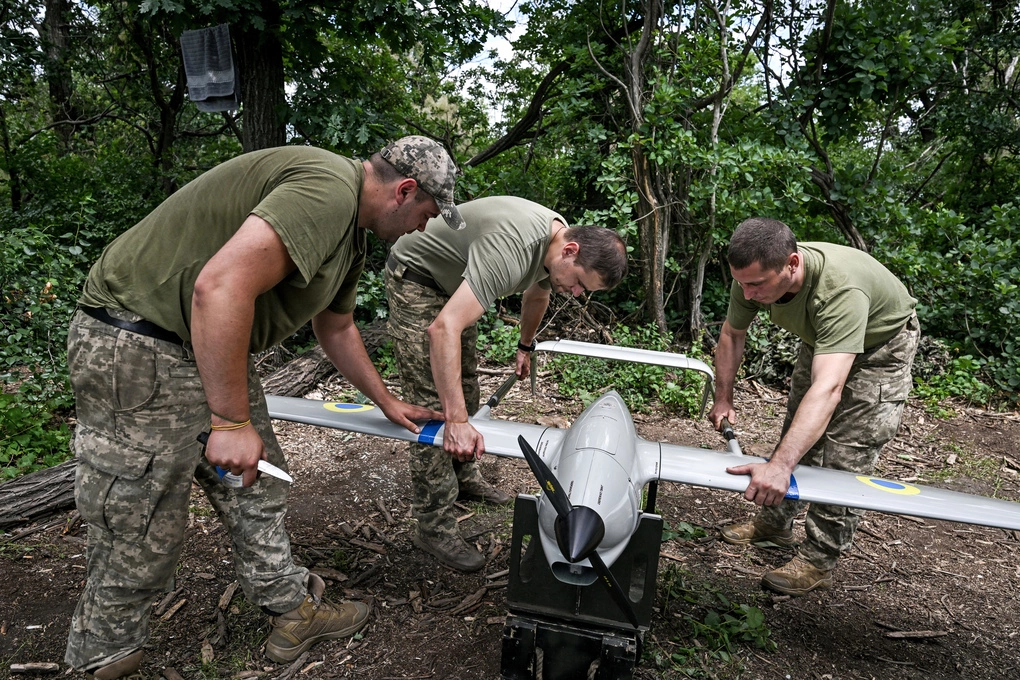 Kỹ thuật viên Ukraine chuẩn bị UAV trước khi thực hiện nhiệm vụ ở Dnipropetrovsk hồi tháng 6. Ảnh: Reuters