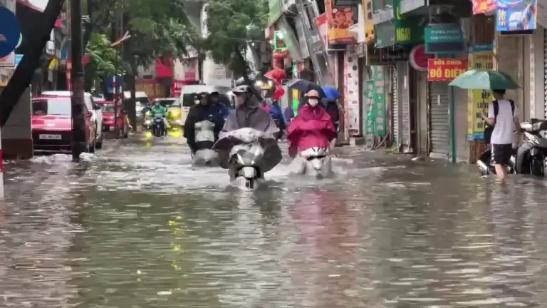 Đường Doãn Kế Thiện ở phường Phú Diễn ngập khoảng 40 cm. Video: Lộc Chung