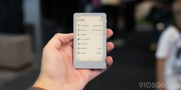 Boox sử dụng một nền tảng đóng tập trung hoàn toàn vào việc đọc. Không có Play Store, không cần đăng nhập tài khoản Google hay cài đặt các ứng dụng bên ngoài, người dùng chỉ việc nạp dữ liệu sách và bắt đầu đọc.