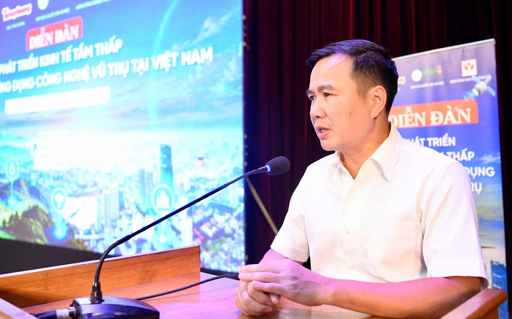 Giám đốc Đại học Quốc gia Hà Nội Bùi Thế Duy tại Diễn đàn Phát triển kinh tế tầm thấp và Thúc đẩy ứng dụng công nghệ vũ trụ tại Việt Nam, sáng 2/10. Ảnh: Thu Hoài