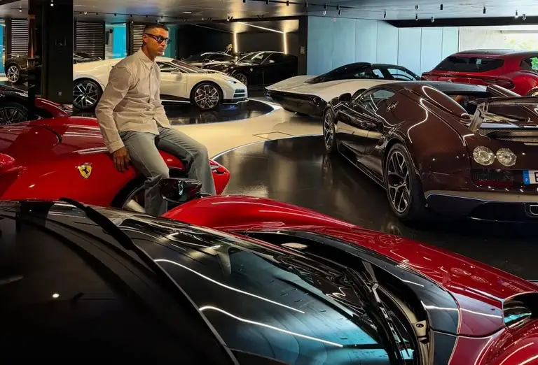 Cristiano Ronaldo trong lần hiếm hoi hé lộ một phần garage cá nhân với hàng loạt siêu xe đắt giá