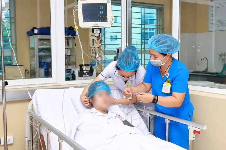 Bệnh nhân nữ nhảy từ tầng 4 xuống mái tôn tầng 2 thoát nạn đang được điều trị tích cực - Ảnh: BVCC