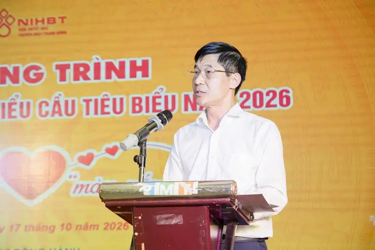 PGS.TS. Trần Ngọc Quế, Giám đốc Trung tâm Máu Quốc gia, Viện Huyết học – Truyền máu TW trân trọng ghi nhận sự đóng góp của những người hiến tiểu cầu (Ảnh: Quang Hải)