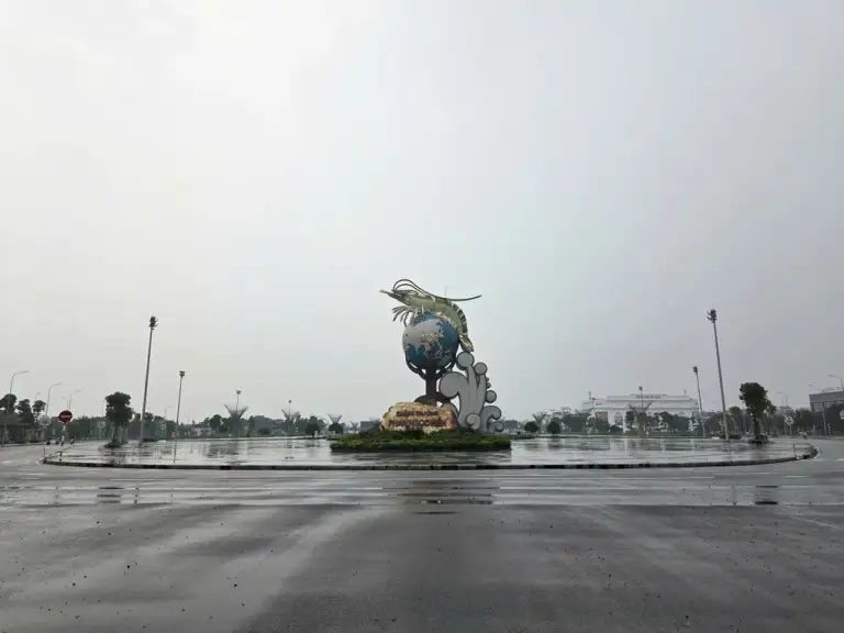Bầu trời mờ đục vào trưa 15/9 tại phường An Xuyên, tỉnh Cà Mau. Ảnh: Chúc Ly